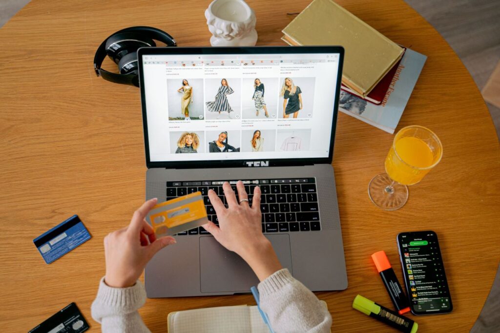notebook com cartão de crédito simulando compras