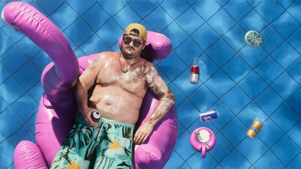 PERSONAGEM DE GTA 6 DEITADO EM UMA BOIA SOBRE UMA PISCINA DE AGUAS AZUL COM UMA LATINHA NA MÃO E VARIAS SOBRE A AGUA