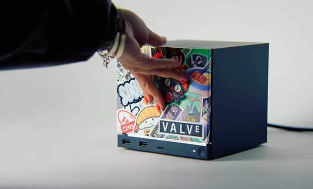pessoa colocando skin no steam machine da valve