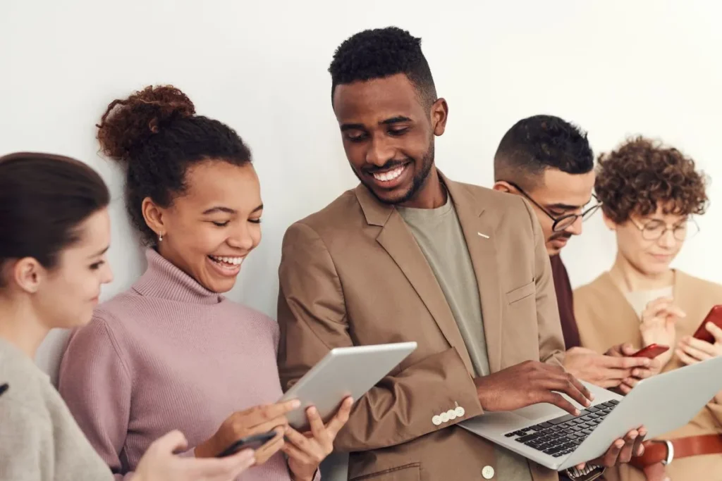 imagem de pessoas sorrindo usando celulares tablets e smartphones