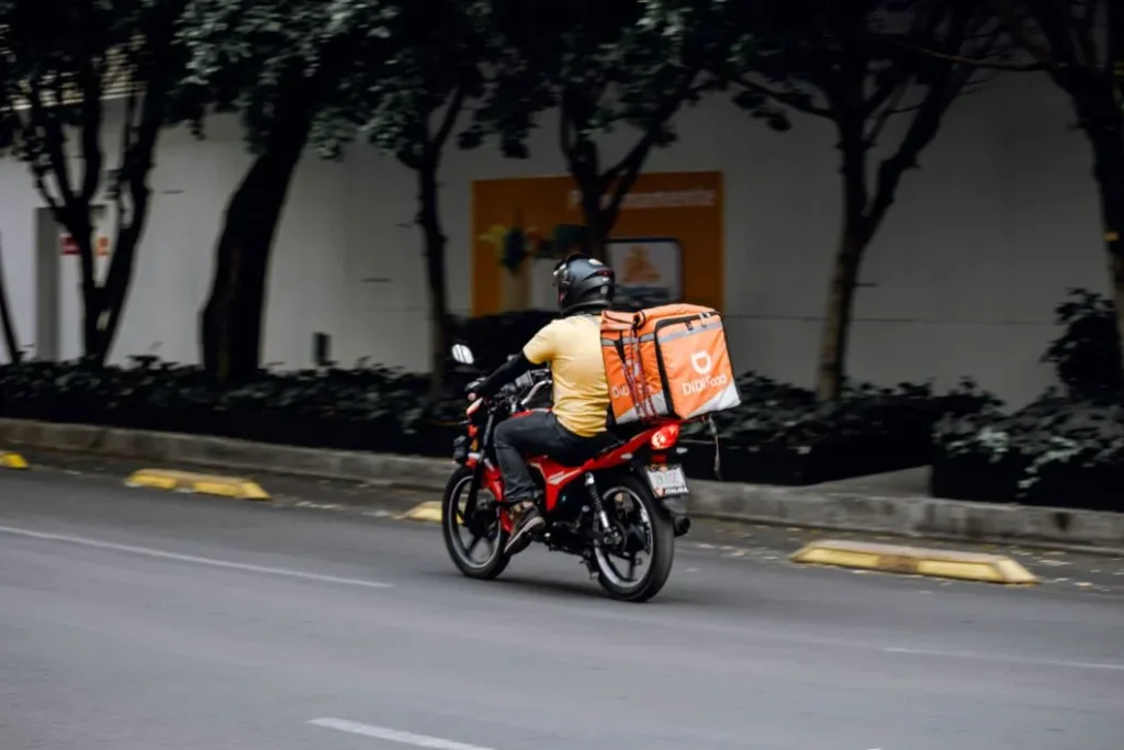 Move Brasil Entregadores e Motoapp imagem de um entregador em uma motocicleta