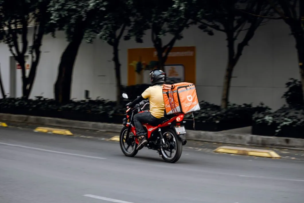Move Brasil Entregadores e Motoapp imagem de um entregador em uma motocicleta