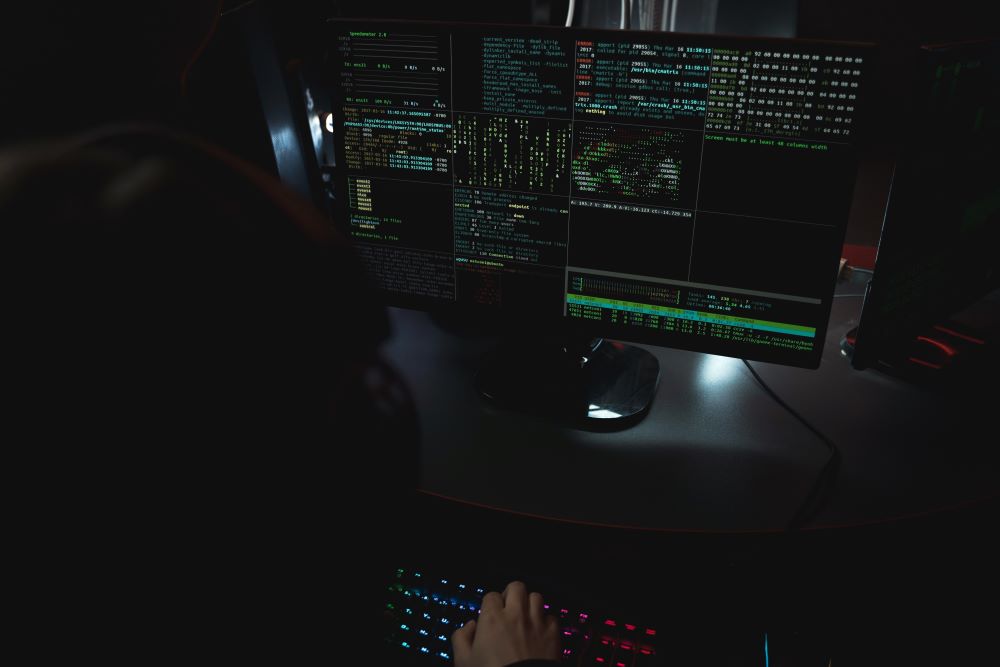 pessoas mexendo em pc e varios dados passando