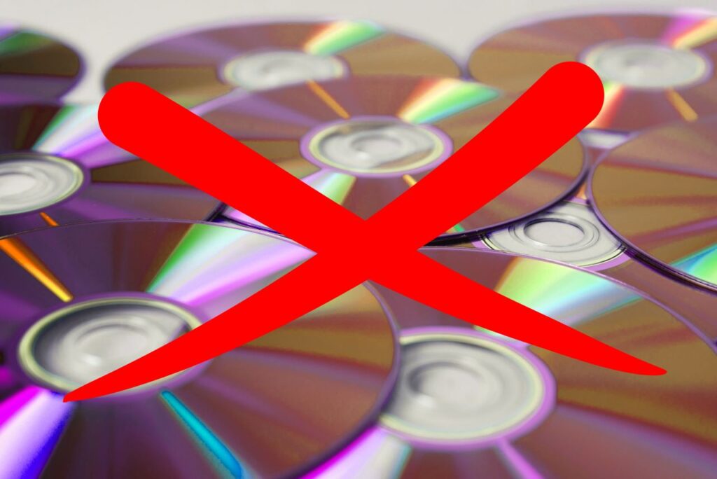 fotos de vários cds espalhados  e um x vermelho em cima