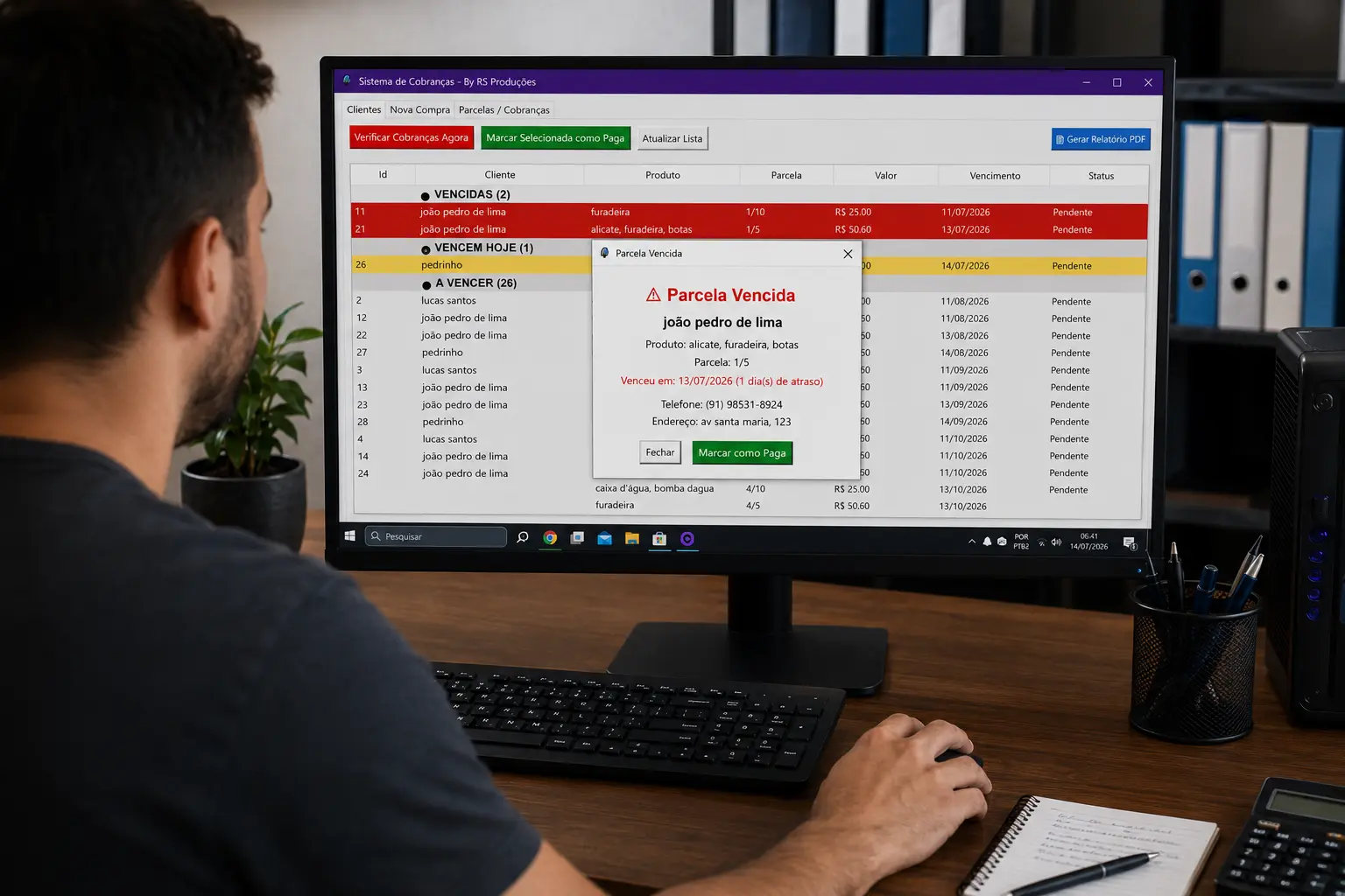 homem usando pc olhando cobranças