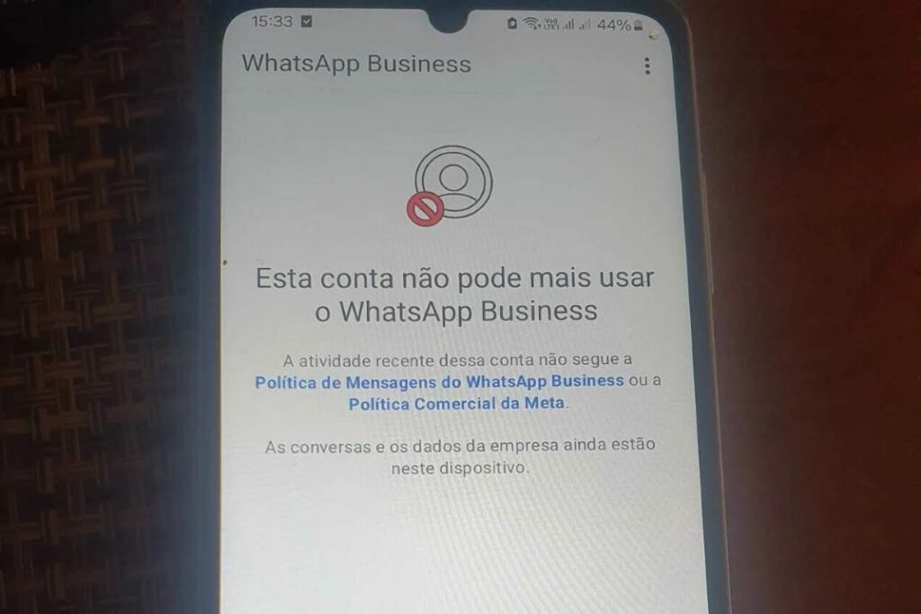foto de um celular com o WhatsApp bloqueado 