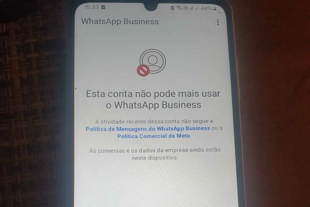 foto de um celular com o WhatsApp bloqueado