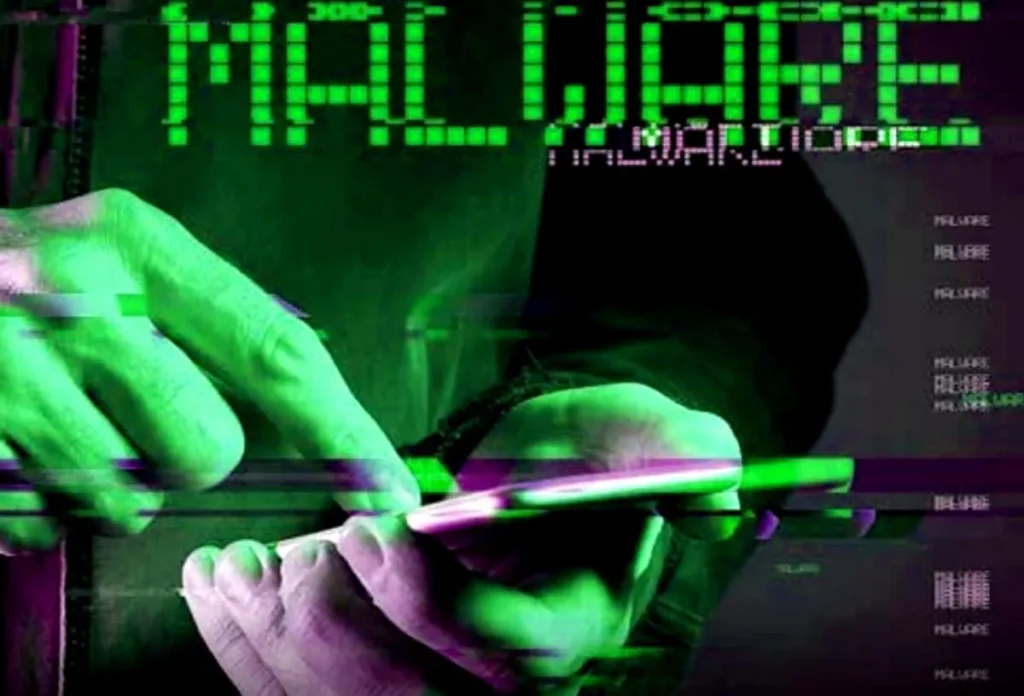 pessoa digitando em um celular e o nome malware acima